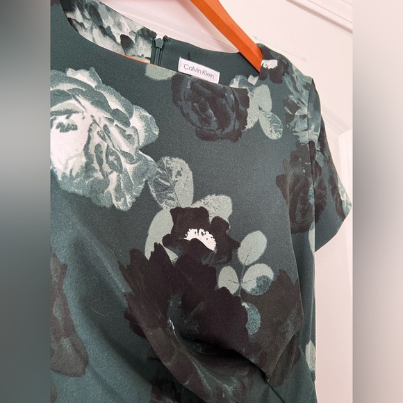 Calvin Klein Print Scuba Crepe Square Neck Short Sheath with Ruching Detail | 4 - Picture 5 of 9